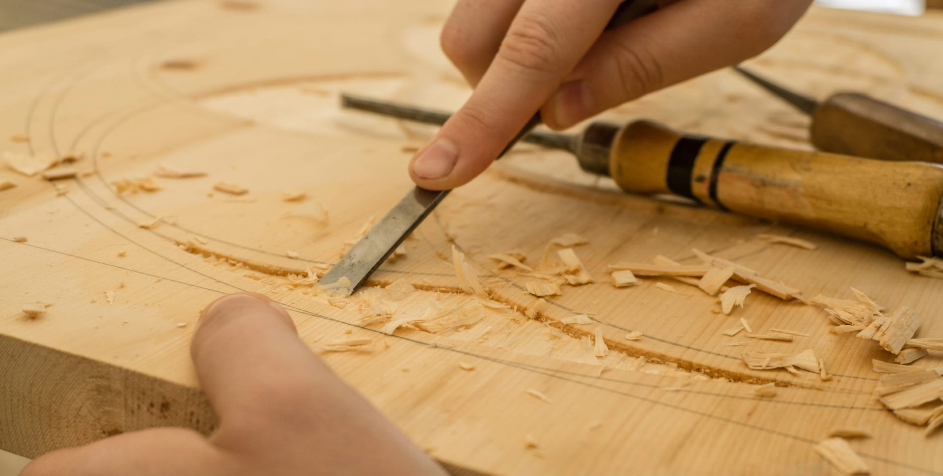 Detail einer Holzkonstruktion mit sichtbaren Verbindungen